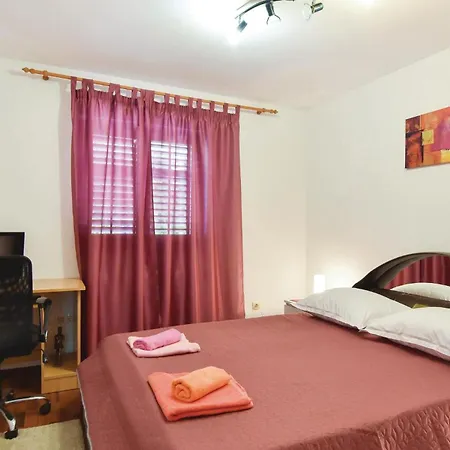 Apartment Amazing In With Wifi Jesenice (Split-Dalmatia)