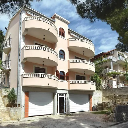 Three-bedroom In * Jesenice (Split-Dalmatia)